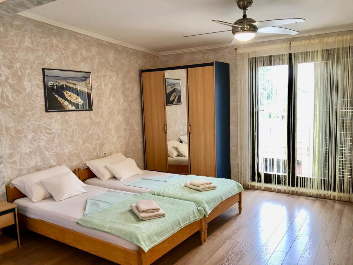 Apartments Pine & Oak With Shared Seasonal Hot Tub Privlaka  Esterno foto
