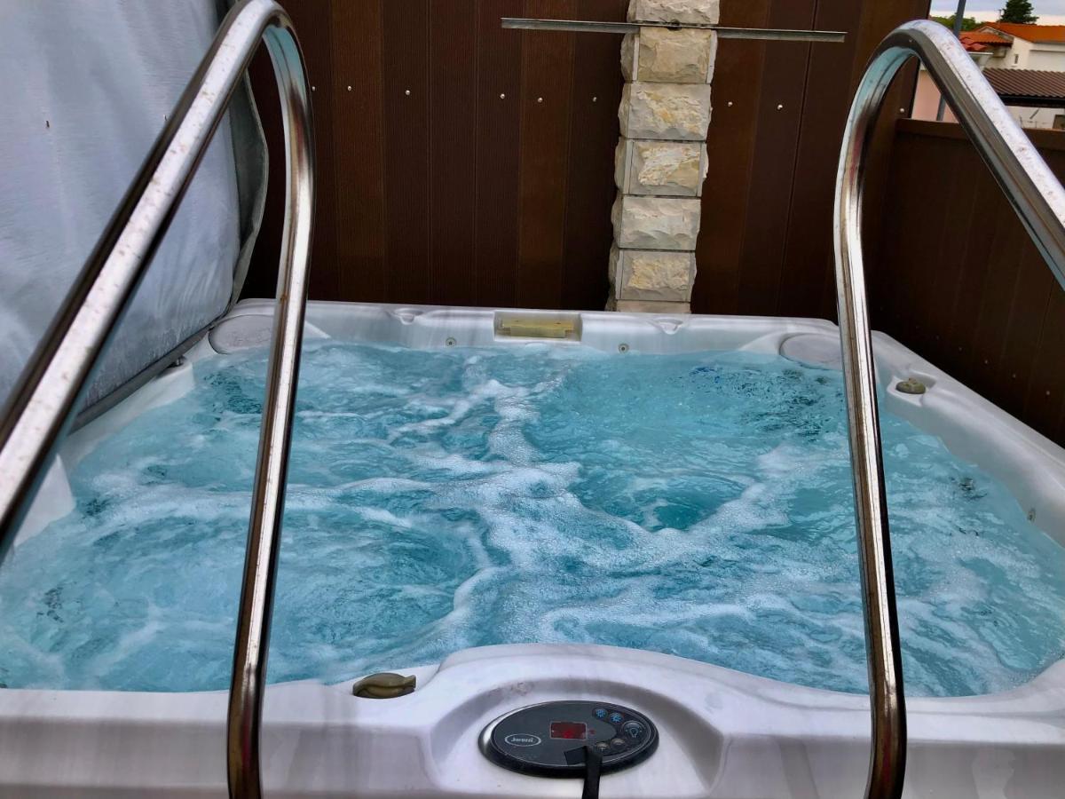 Apartments Pine & Oak With Shared Seasonal Hot Tub Privlaka  Esterno foto