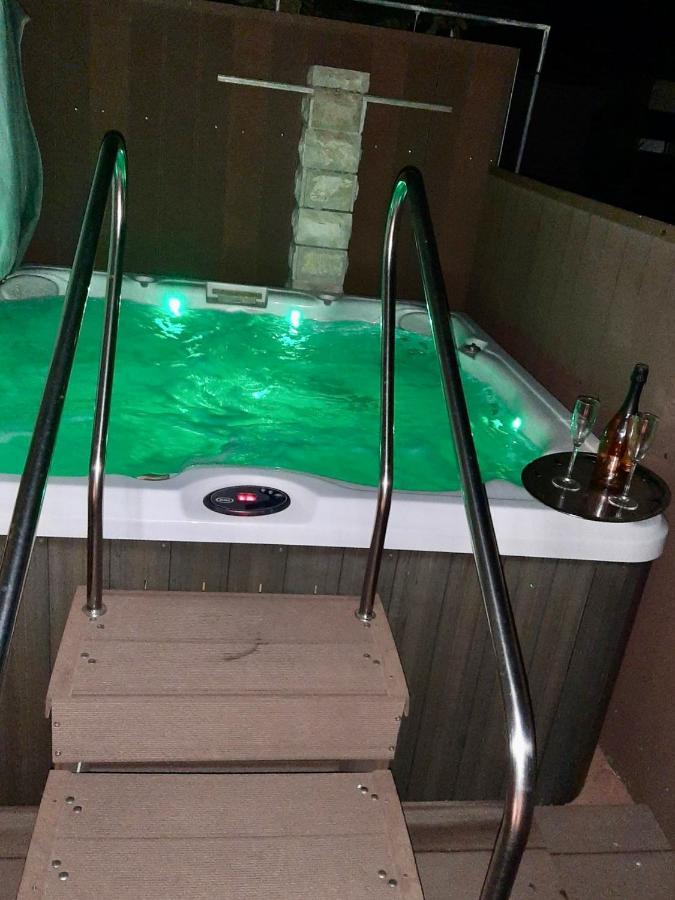 Apartments Pine & Oak With Shared Seasonal Hot Tub Privlaka  Esterno foto