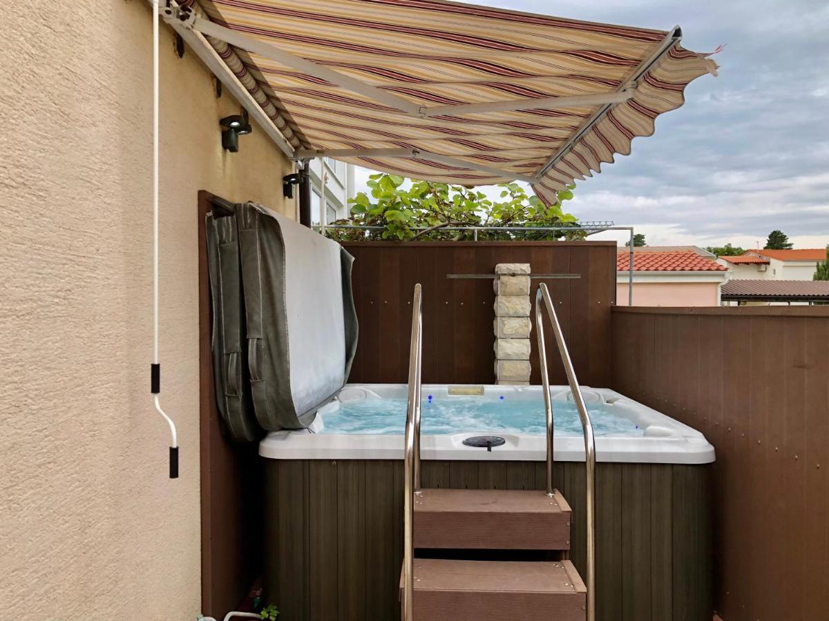 Apartments Pine & Oak With Shared Seasonal Hot Tub Privlaka  Esterno foto