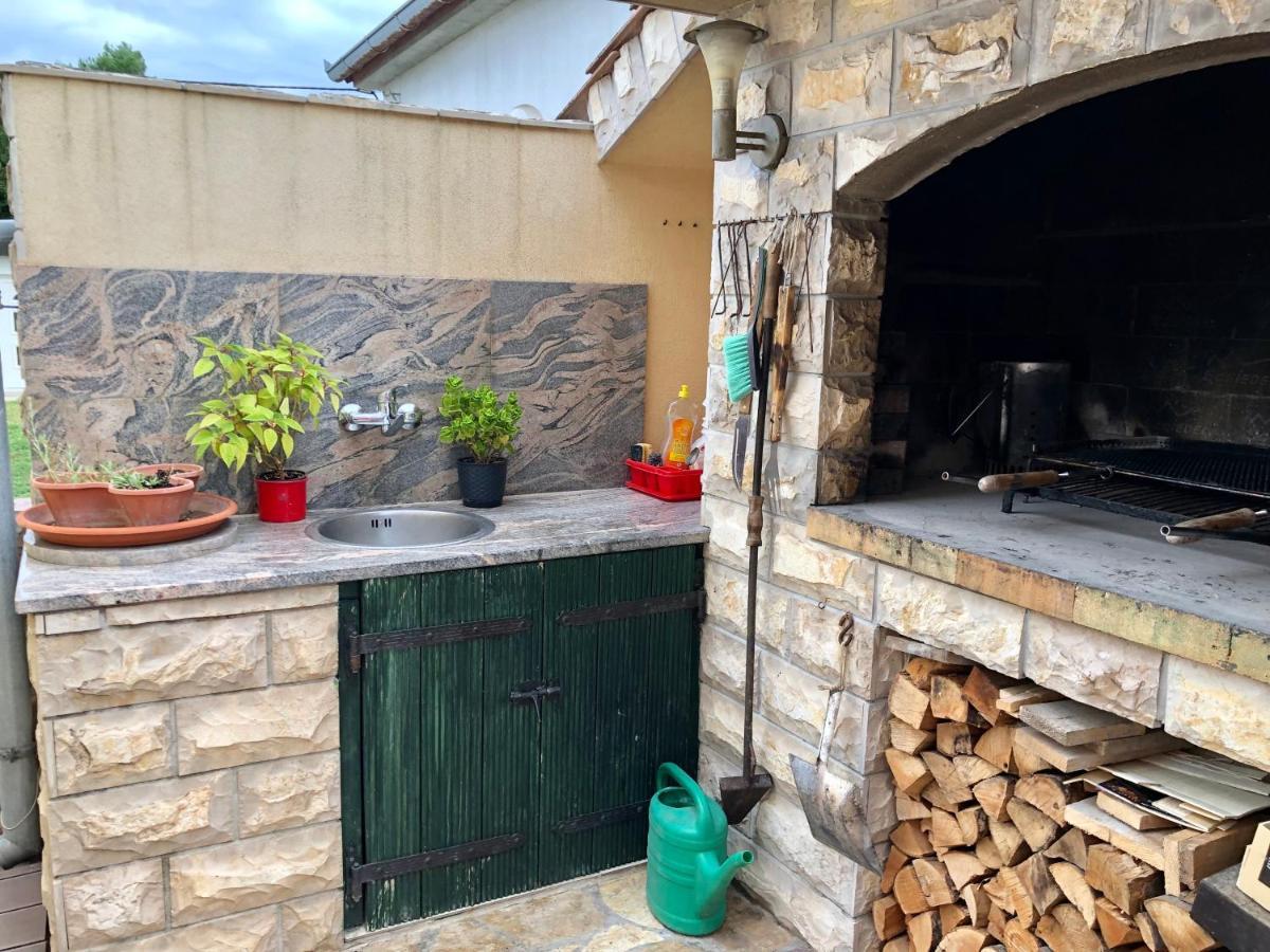 Apartments Pine & Oak With Shared Seasonal Hot Tub Privlaka  Esterno foto