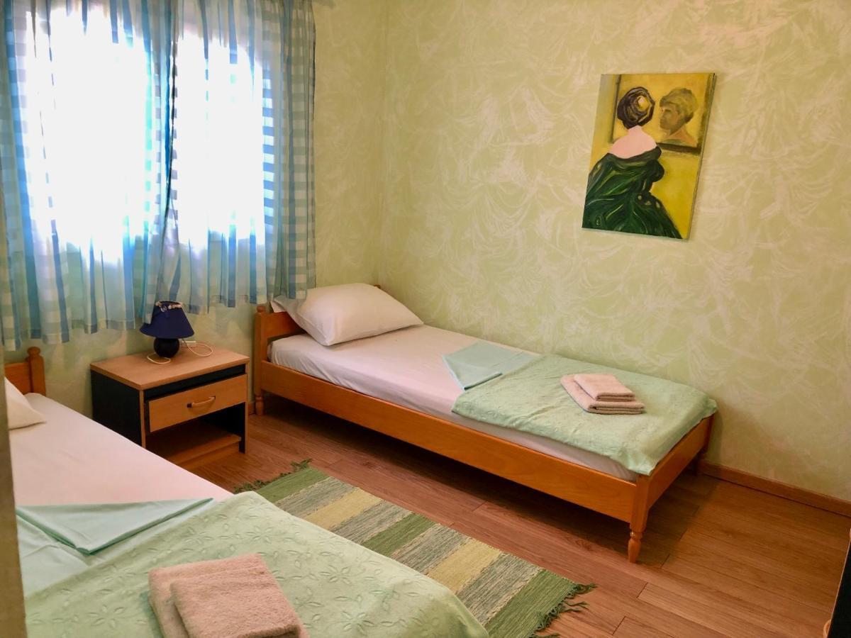 Apartments Pine & Oak With Shared Seasonal Hot Tub Privlaka  Esterno foto