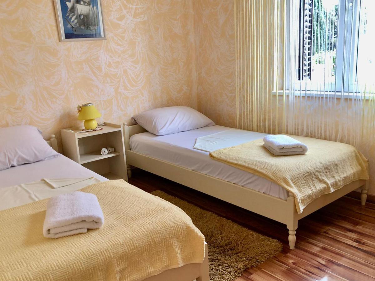 Apartments Pine & Oak With Shared Seasonal Hot Tub Privlaka  Esterno foto