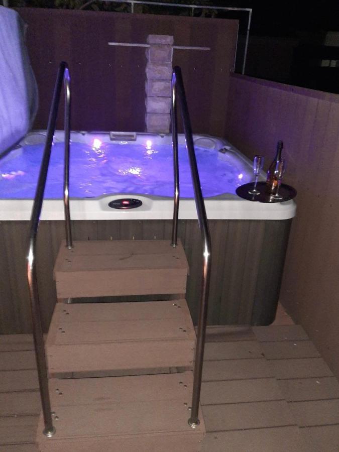 Apartments Pine & Oak With Shared Seasonal Hot Tub Privlaka  Esterno foto
